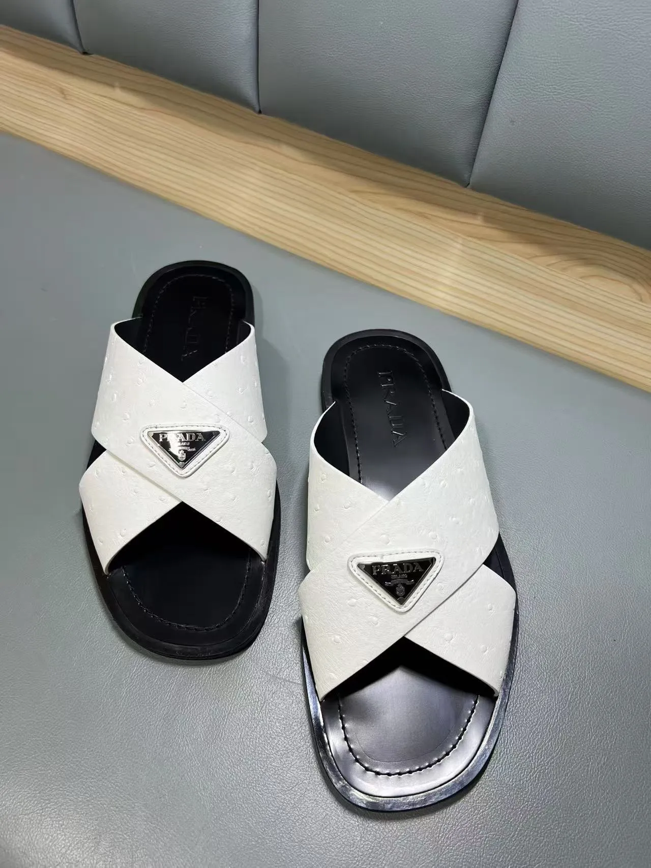 340💰PRADA Prada’s latest slippers are synchronized with the official website. This slipper is made of the brand’s unique and iconic Saffiano leather. The brand logo jumps out from the double straps, and the brand style is clearly visible. Cowhide gives men elegant charm and functional design, making it an ideal choice for vacation and leisure. Size:38-45